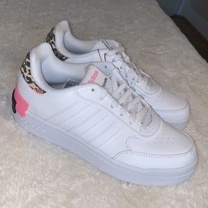 🎉 HP 🎉 NWT Women’s White Adidas Sneakers